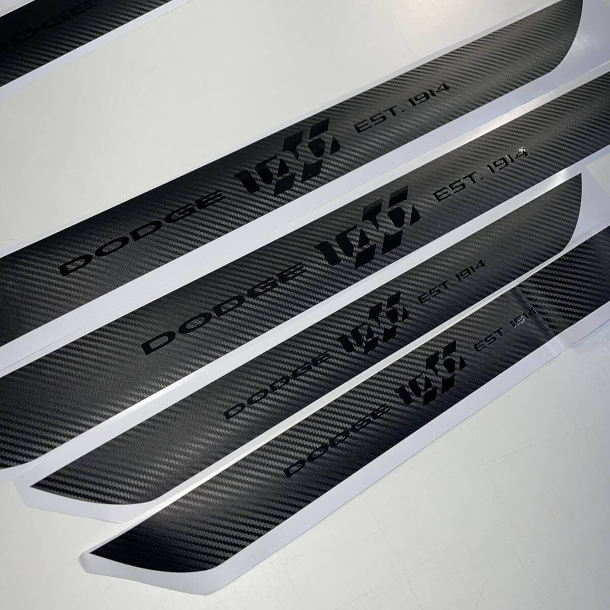 4x Autocollants en vinyle pour seuil de porte du 100e anniversaire de la Dodge Challenger en noir carbone
