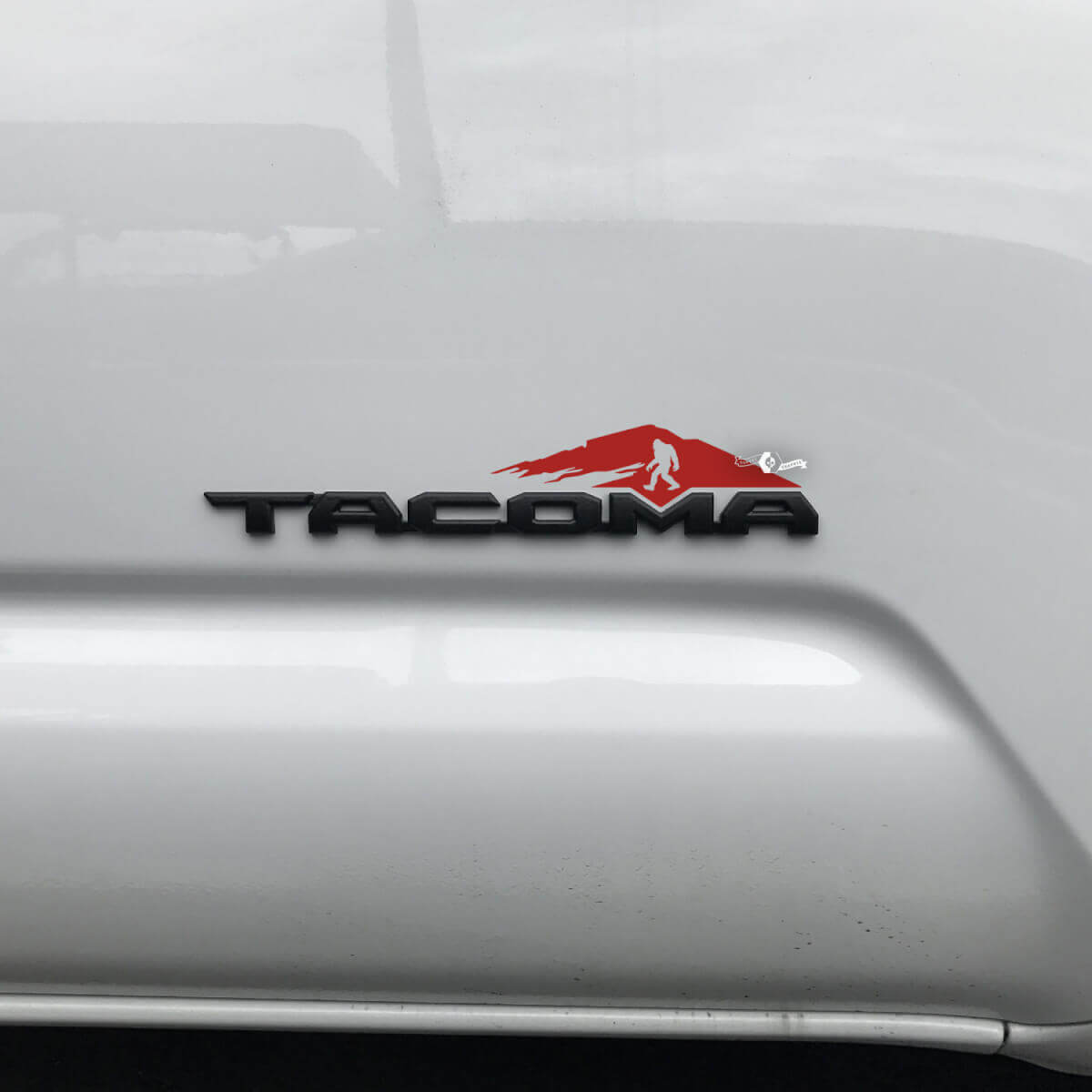 Autocollant autocollant Toyota Tacoma Mountains sur badge Tacoma 2
