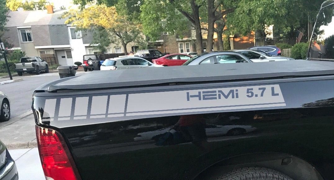 2 Autocollants en vinyle pour camion Rayures de décalcomanie Dodge Ram 1500 5.7 L graphiques arrière arrière Hemi Mopar 2023
