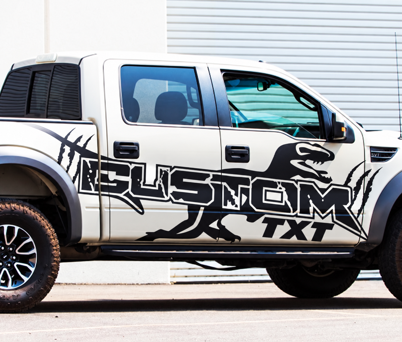 SVT CUSTOM TXT Dinosaur Graphic — Autocollant en vinyle (latéral) pour Ford F-150 Raptor