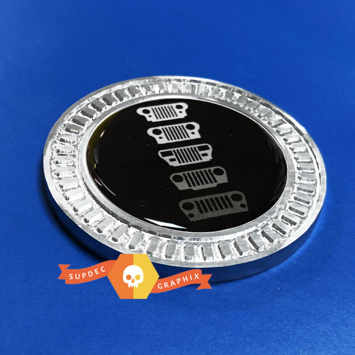 Emblème Badge Aluminium 3D Evolution Calandre Jeep pour Jeep Wrangler