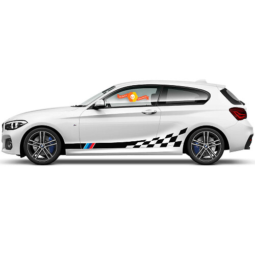 Paire d'autocollants graphiques en vinyle pour le côté de la BMW Série 1 2015. Bande de course à damier pour le bas de caisse 2022.
