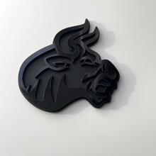 Badge 3D personnalisé, logo Bull Angry, badges de garde-boue, emblème noir et noir
 3