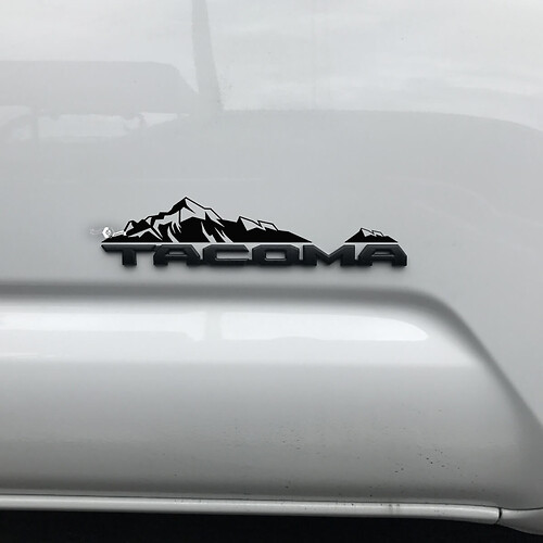 Autocollant autocollant Toyota Tacoma Mountains sur badge
 1