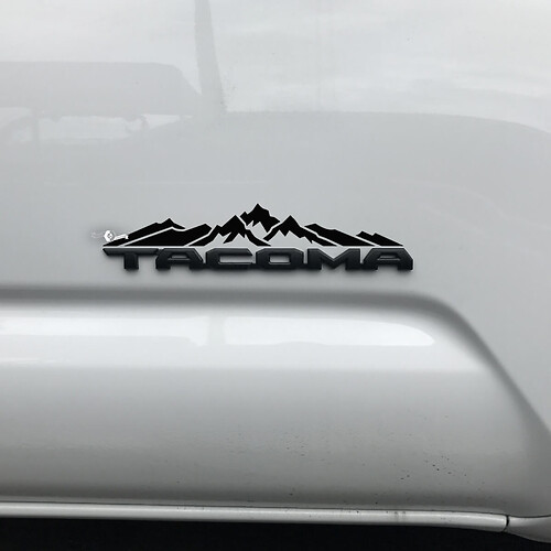 Autocollant de décalcomanie de montagnes de Toyota Tacoma sur l’insigne Tacoma
 1