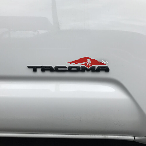 Autocollant autocollant Toyota Tacoma Mountains sur badge Tacoma 2
