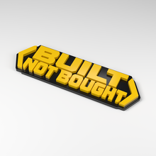 Insigne d’atelier 3D en acrylique « Built Not Bought »_2