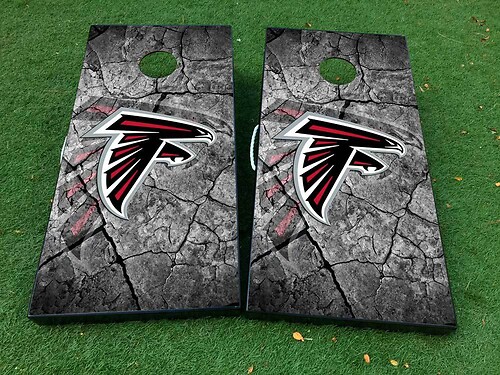 Atlanta Falcons football 2 Cornhole Jeu de société Autocollant Autocollant ENVELOPPEMENT EN VINYLE avec LAMINÉ
