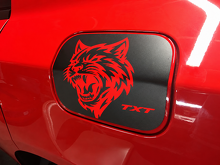TXT Cat Head Fuel Door Overlay Aile arrière Autocollant vinyle pour Dodge Charger — Hellcat Style_2