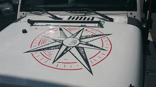 Déco de capot en vinyle Rose des Vents pour Jeep Wrangler