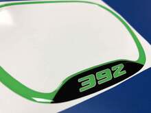 Anneau de garniture de volant 392, emblème vert lime en forme de dôme, autocollant Challenger Charger Dodge
 2