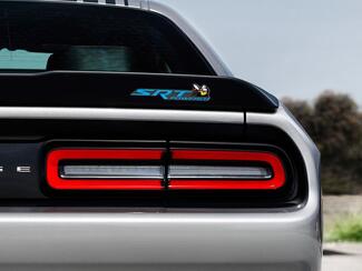 Scat Pack Challenger ou Charger SRT Powered insigne emblème bombé décalque Dodge couleur bleu fond gris avec des ombres noires

