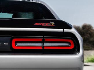 Scat Pack Challenger ou Charger SRT Powered insigne emblème bombé décalque Dodge Reed couleur fond gris avec des ombres noires
