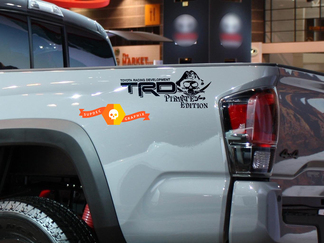 Paire d'autocollants TRD Pirate Edition Toyota Racing Development côté lit pour camion Tacoma Tundra FJ Cruiser
