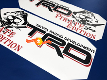 Paire d'autocollants TRD Pirate Edition Toyota Racing Development côté lit pour camion Tacoma Tundra FJ Cruiser
 2