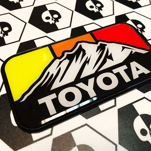 Autocollant Badge Bombé Rétro Vintage Montagnes Toyota Couleurs