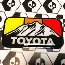 Autocollant Badge Bombé Rétro Vintage Montagnes Toyota Couleurs_3