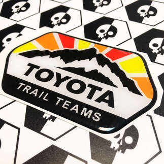 2 décalcomanies Toyota Trail Teams Mountains Vintage Sun Colors Badge Emblem Bombed Decal
