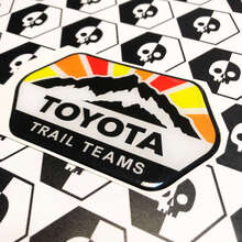 2 Autocollants Décalcomanies Toyota Trail Teams Montagnes Vintage Sun Colors Badge Emblème Domed Decal
 3