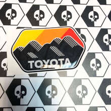 2 autocollants décalcomanies Toyota Trail Teams montagnes les collines Style Vintage couleurs du soleil Badge emblème en forme de dôme
 3
